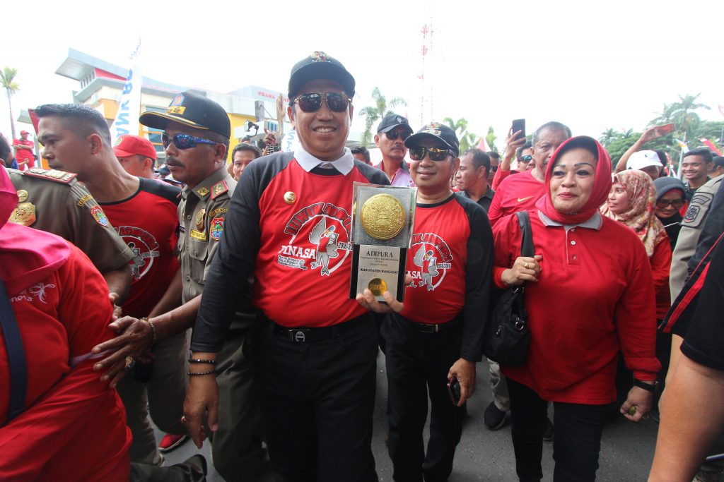 Foto  Warga antusias ikut menyambut Piala Adipura Kirana Kabupaten Banggai, Selasa (15/1/2019)