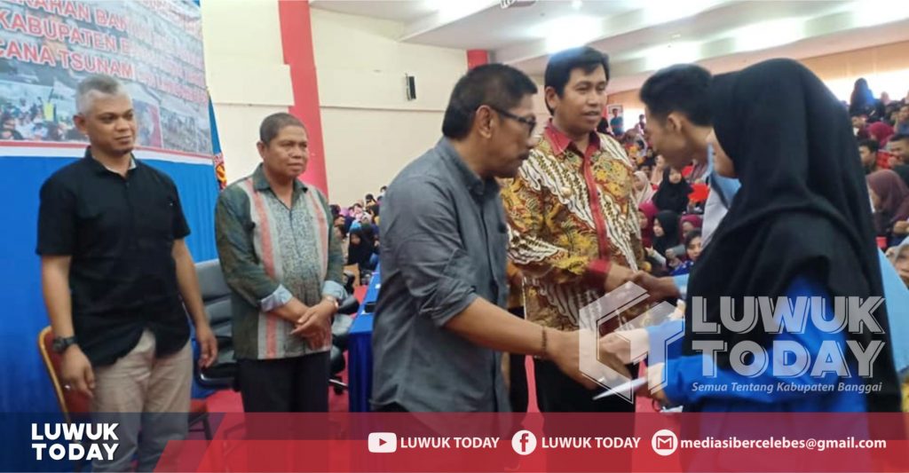 Foto Bupati Banggai Herwin Yatim ketika menyerahkan beasiswa kepada 1.200 mahasiswa/i korban gempa Palu, Sabtu (16/2/2019).