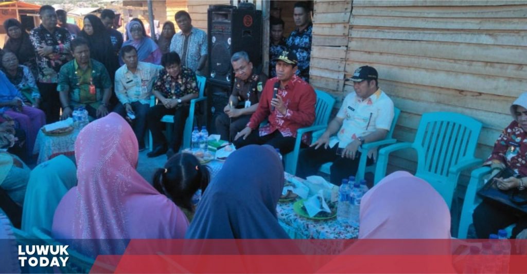 Foto Bupati Banggai Herwin Yatim saat menemui ratusan korban penggusuran Tanjung, Kelurahan Keraton, (31/1/2019) 