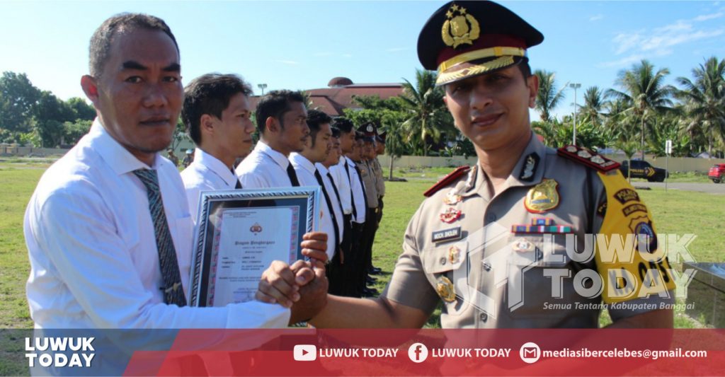 Foto Kapolres Banggai AKBP Moch. Sholeh, SIK, SH, MH ketika menyerahkan penghargaan kepada 11 orang anggota Polres Banggai berprestasi.