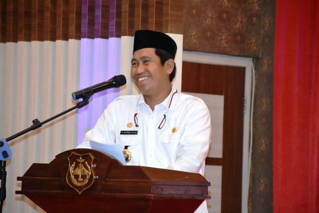 Foto Herwin Yatim membuka acara seminar Sehari Ikatan Bidan Indonesia (IBI) Kab. Banggai 2019, Rabu (27/3/2019).