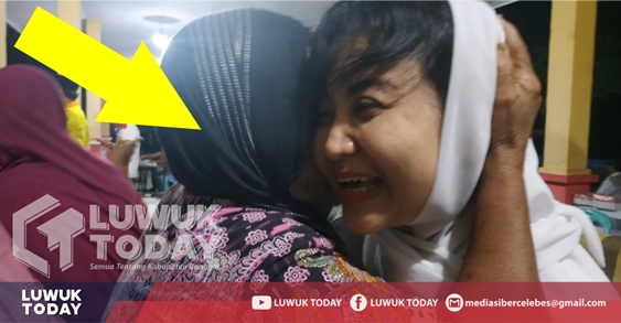 Foto  Amalya Murad dipeluk dan dicium layaknya anak sendiri, oleh seorang ibu, bahkan ibu tersebut sempat meneteskan air mata.