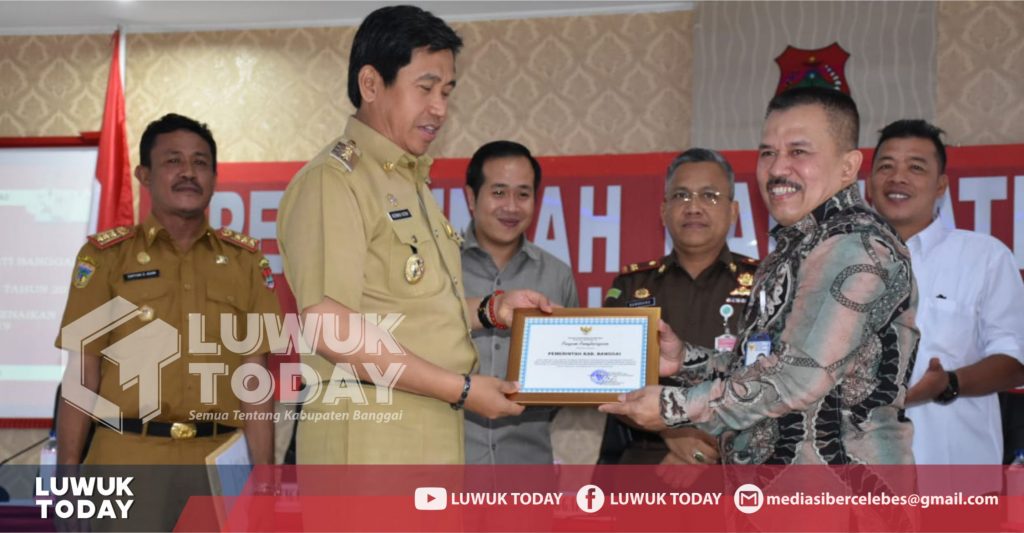 Foto Bupati Banggai Herwin Yatim menerima secara langsung penghargaan dari BKN, Selasa (26/2/2019).