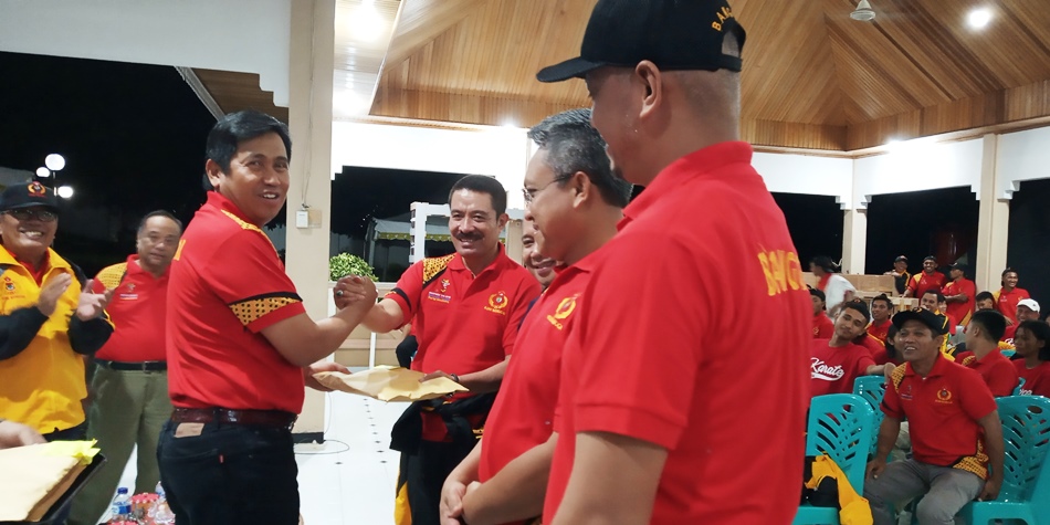 Foto Bupati Banggai Herwin Yatim dan Ketua DPRD Banggai sekaligus Ketua KONI Banggai Samsul Bahri Mang, saat acara pelepasan kontingen Atlet di Rumah Jabatan Bupati Banggai, Kamis (18/4/2019).
