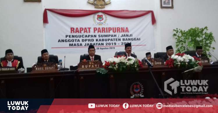 Foto Bupati & Wakil Bupati Banggai hadiri pelantikan 35 Anggota DPRD Banggai.