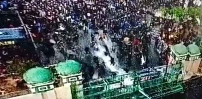 Foto Sekitar lima atau enam mobil water canon yang berada di dalam gedung DPR menyemprotkan air ke arah massa.