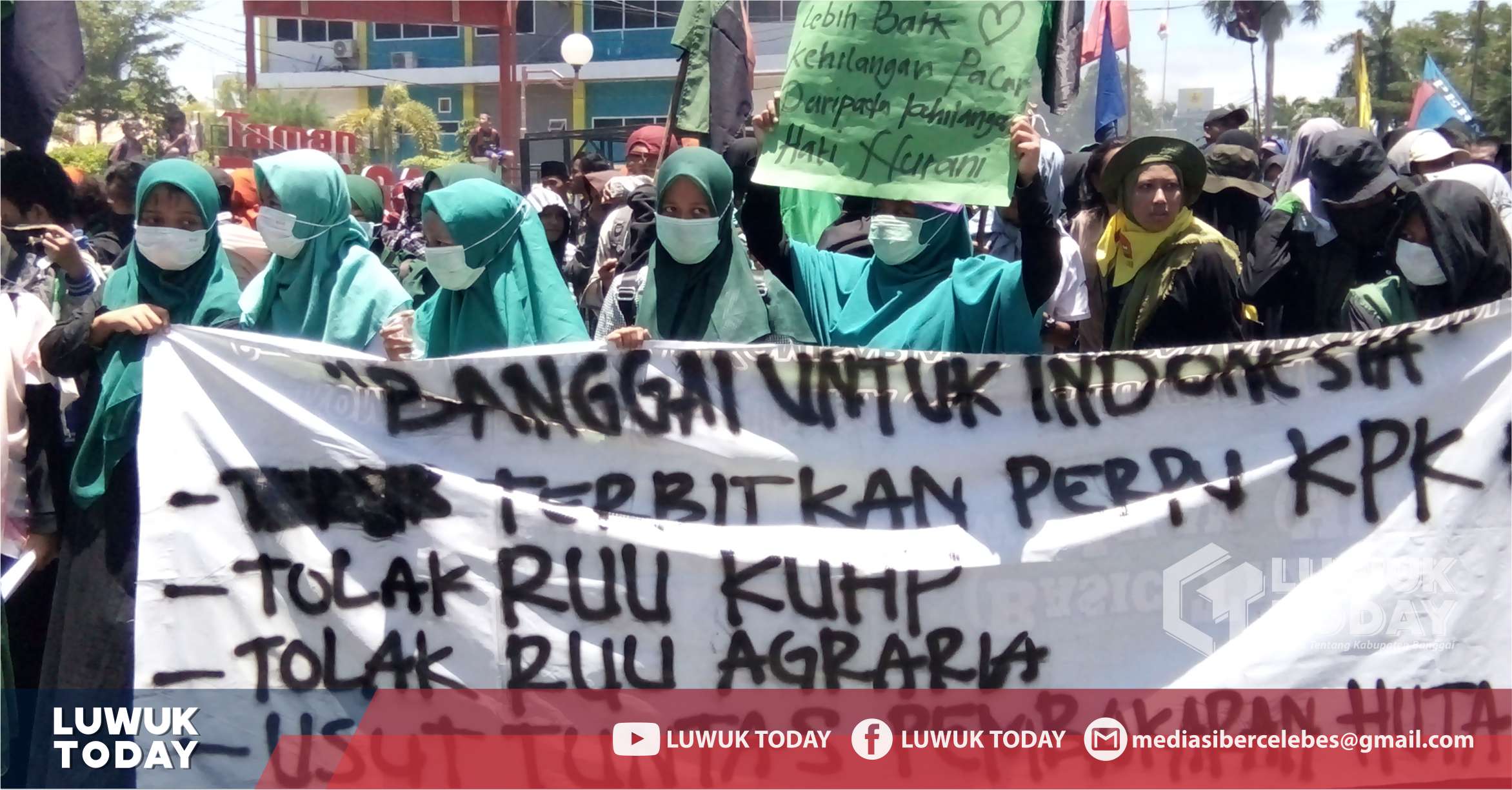 Foto Demo Aliansi Mahasiswa Banggai, Segel Kantor DPRD Luwuk (25/9/2019).