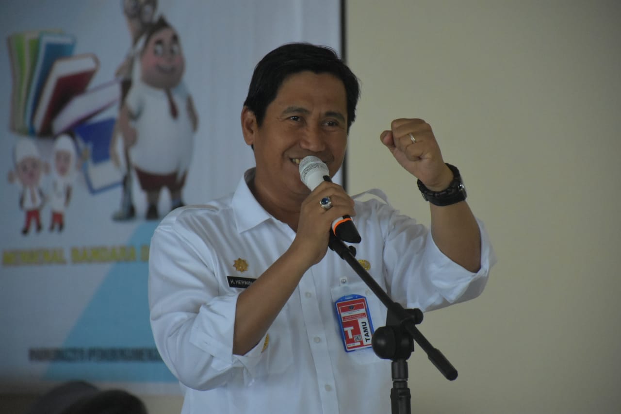 Foto Bupati Banggai Ir. H. Herwin Yatim, M.M., saat memberikan kata sambutan pada acara peresmian pusat oleh-oleh Bonua, Rabu (4/9/2019).