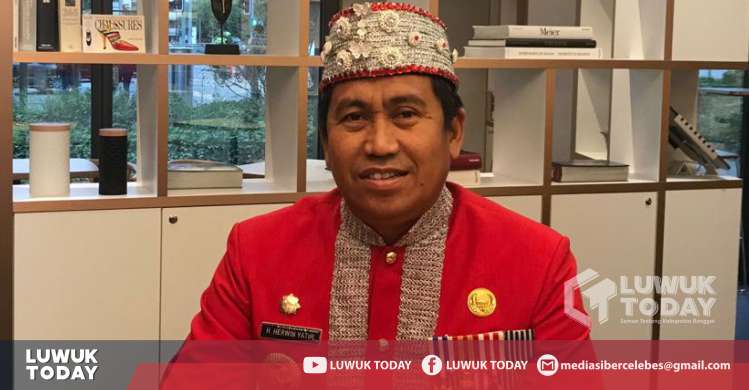 Foto Herwin yatim menghadiri pertemuan anggota PBB di Janewa Swiss dengan balutan pakaian adat Saluan.