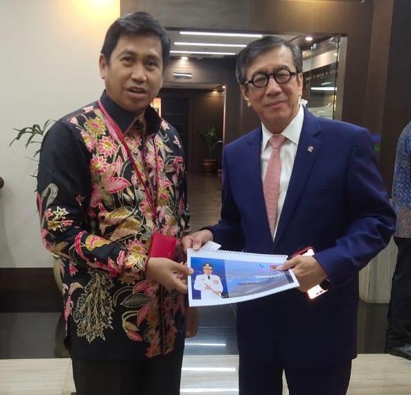 Foto Bupati Banggai Ir. H. Herwin Yatim, M.M., mempersiapkan draft yang akan dibawa sebagai delegasi Indonesia di PBB.