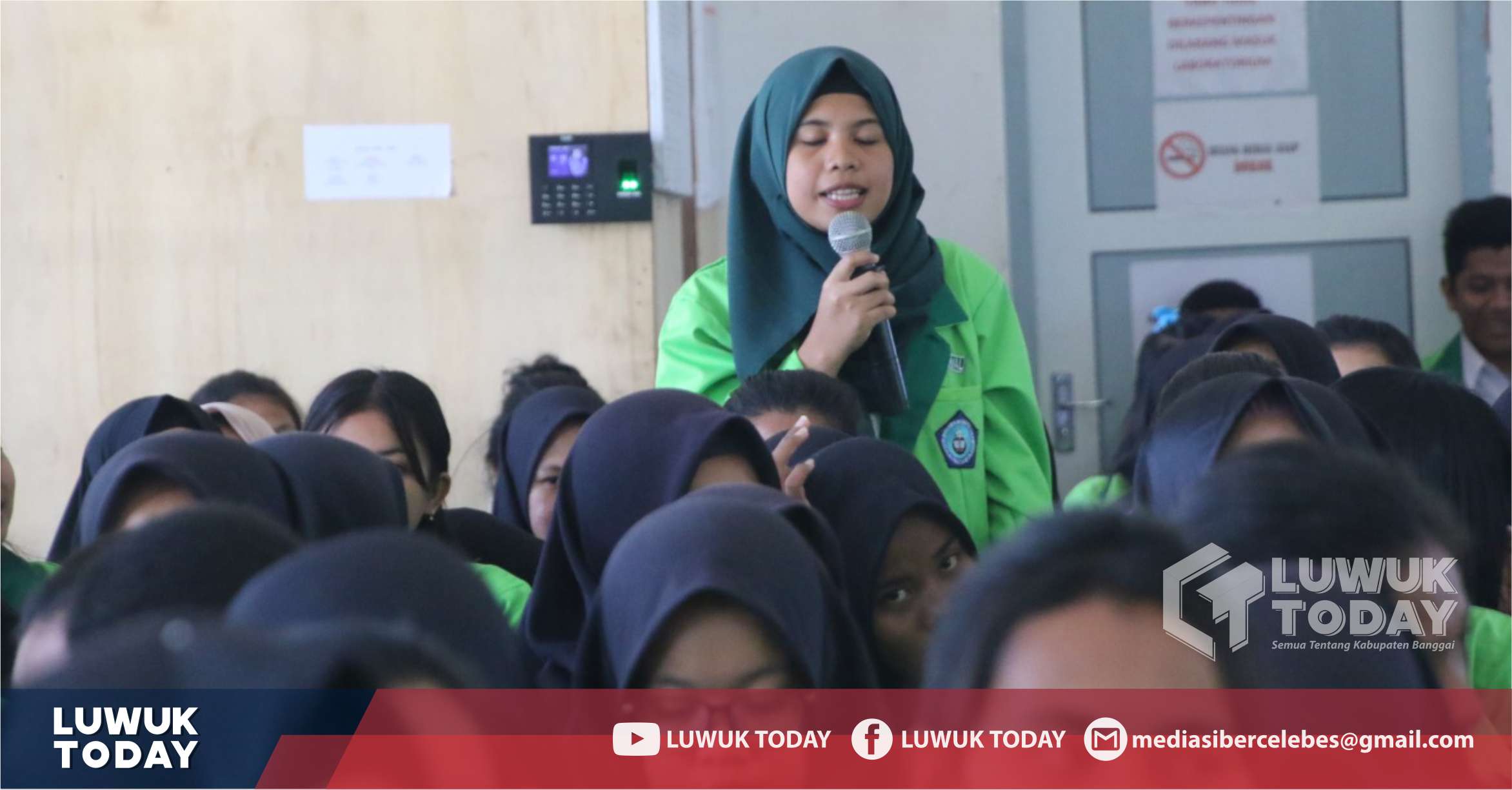 Foto Salah satu mahasiswi bertanya pada kegiatan kuliah umum AMIK Nurmal Luwuk, Senin (9/9/2019).