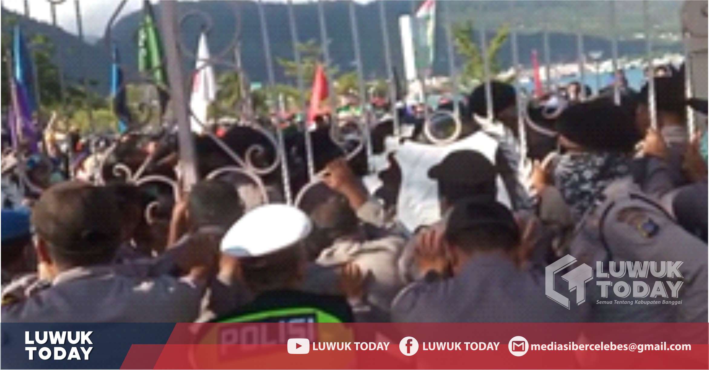 Foto Aksi saling dorong mahasiswa dan polisi di depan gedung DPRD Banggai, Senin (30/9/2019)