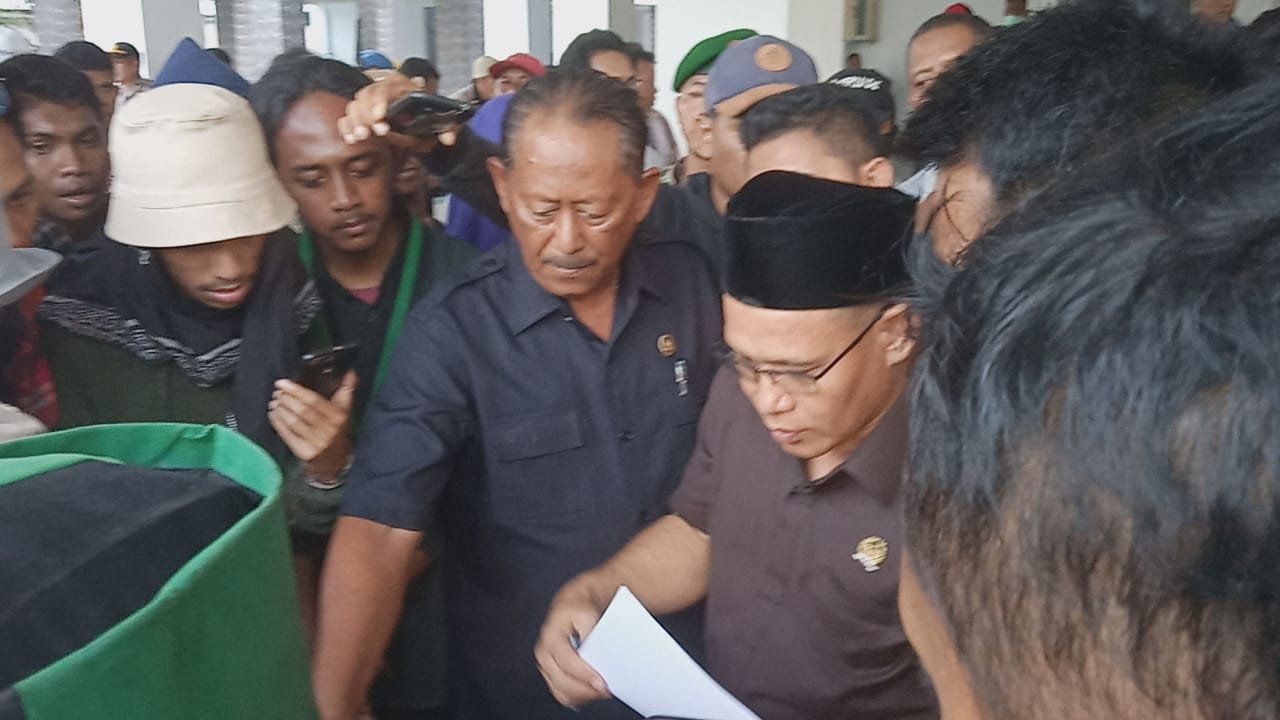 Foto 5 fraksi DPRD Banggai menandatangani Surat Rekomendasi yang disepakati bersama demonstran Mahasiswa, Senin (30/9/2019).