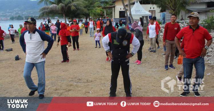 Foto Bupati Banggai H. Herwin Yatim menghadiri kegiatan Senam Pinasa di lokasi pantai RT 10 Bungin, Minggu (20/10/2019).