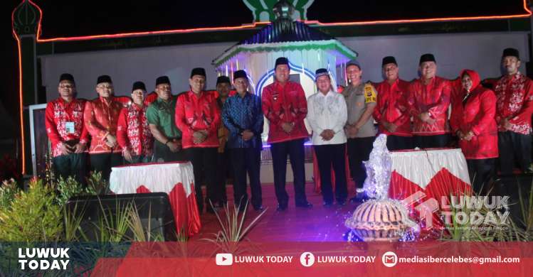 Foto  Bupati Banggai H. Herwin Yatim resmi membuka kegiatan Musabaqah Tilawatil Quran (MTQ) ke-XL tingkat Kabupaten di lapangan Mutiara Nambo, Sabtu (19/10/2019).