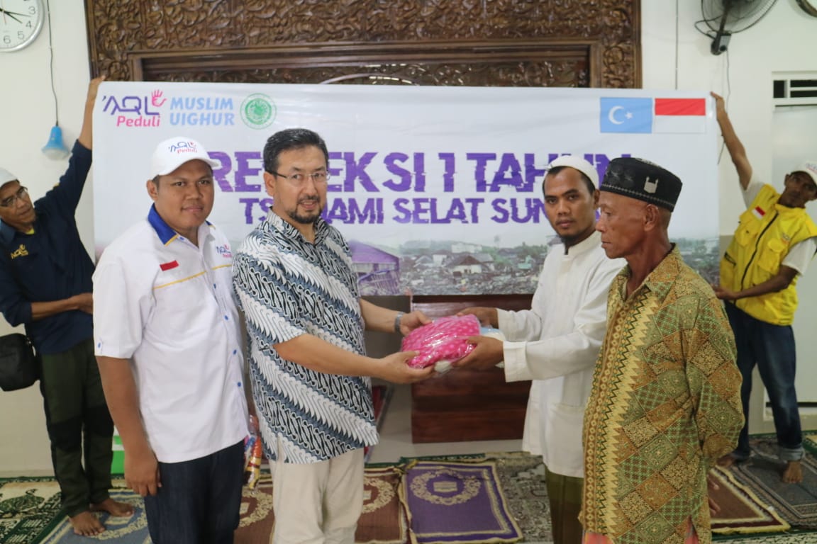 Foto AQL Peduli beserta Ketua majelis Nasional Turkistan Timur Muslim Uighur, Sayyid Tumtum kembali mengunjungi korban tsunami Selat Sunda, Kamis (28/11/2019).