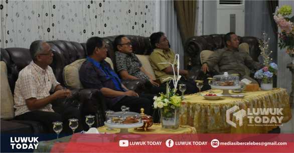 Foto  Wakil Bupati Banggai H. Mustar Labolo mengadakan ramah tamah bersama tim BPK RI Wilayah Sulteng, Jumat (8/11/2019). Foto : Humas Pemkab Banggai. 