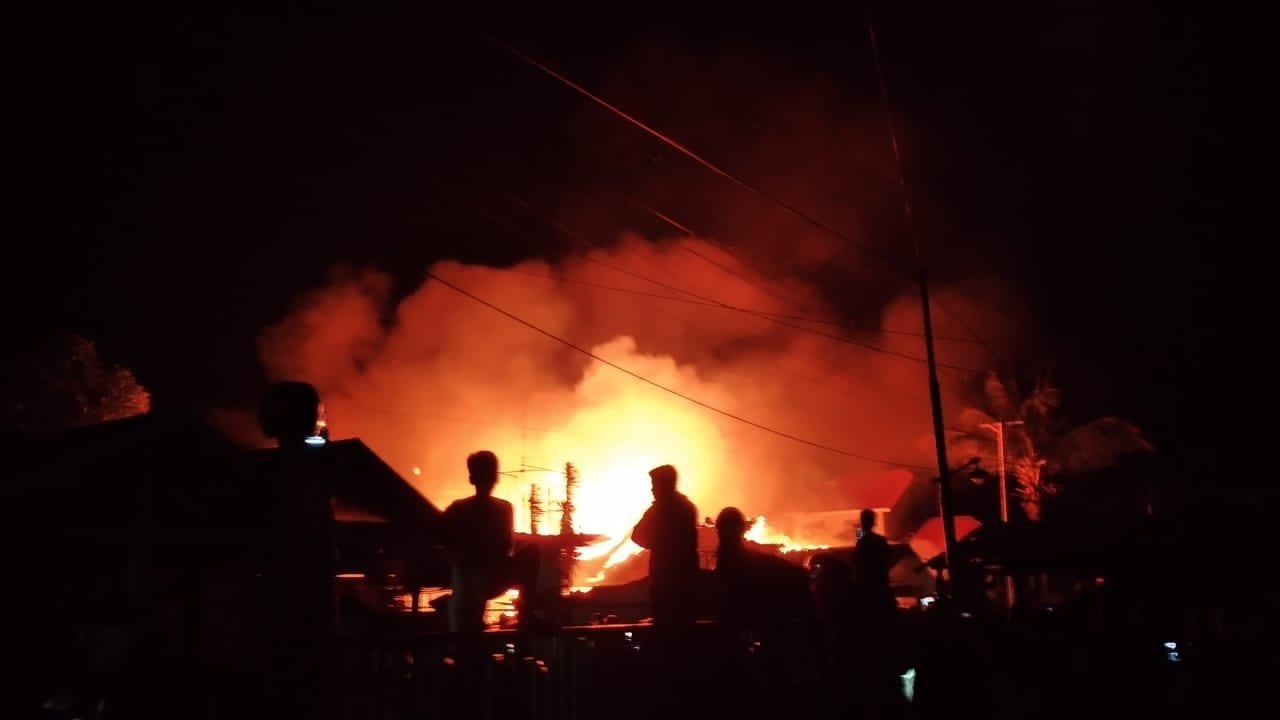 Foto Rumah Terbakar di Kelurahan Soho, tepatnya di belakang Polsek Kota Luwuk. Kebakaran terjadi saat pemadaman listrik bergilir pkl. 19.00 Wita