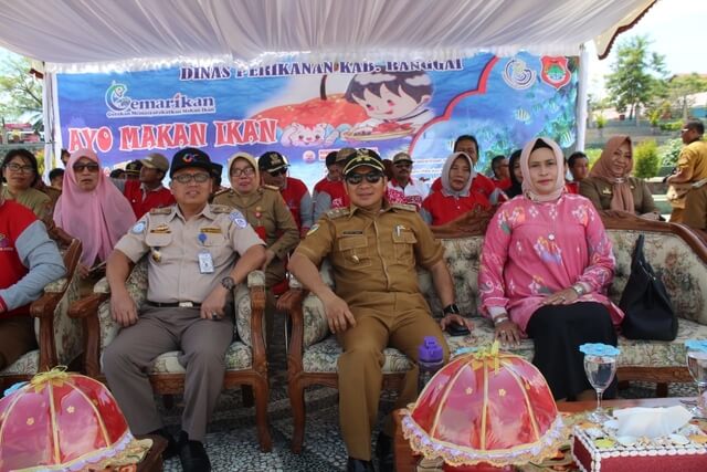 Foto Wakil Bupati Banggai H. Mustar Labolo dalam acara Gerakan Masyarakat Makan Ikan dengan tema "lomba Menu serba ikan" yang digelar di Plaza RTH Teluk Lalong, selasa (12/11/2019). Foto : KIB