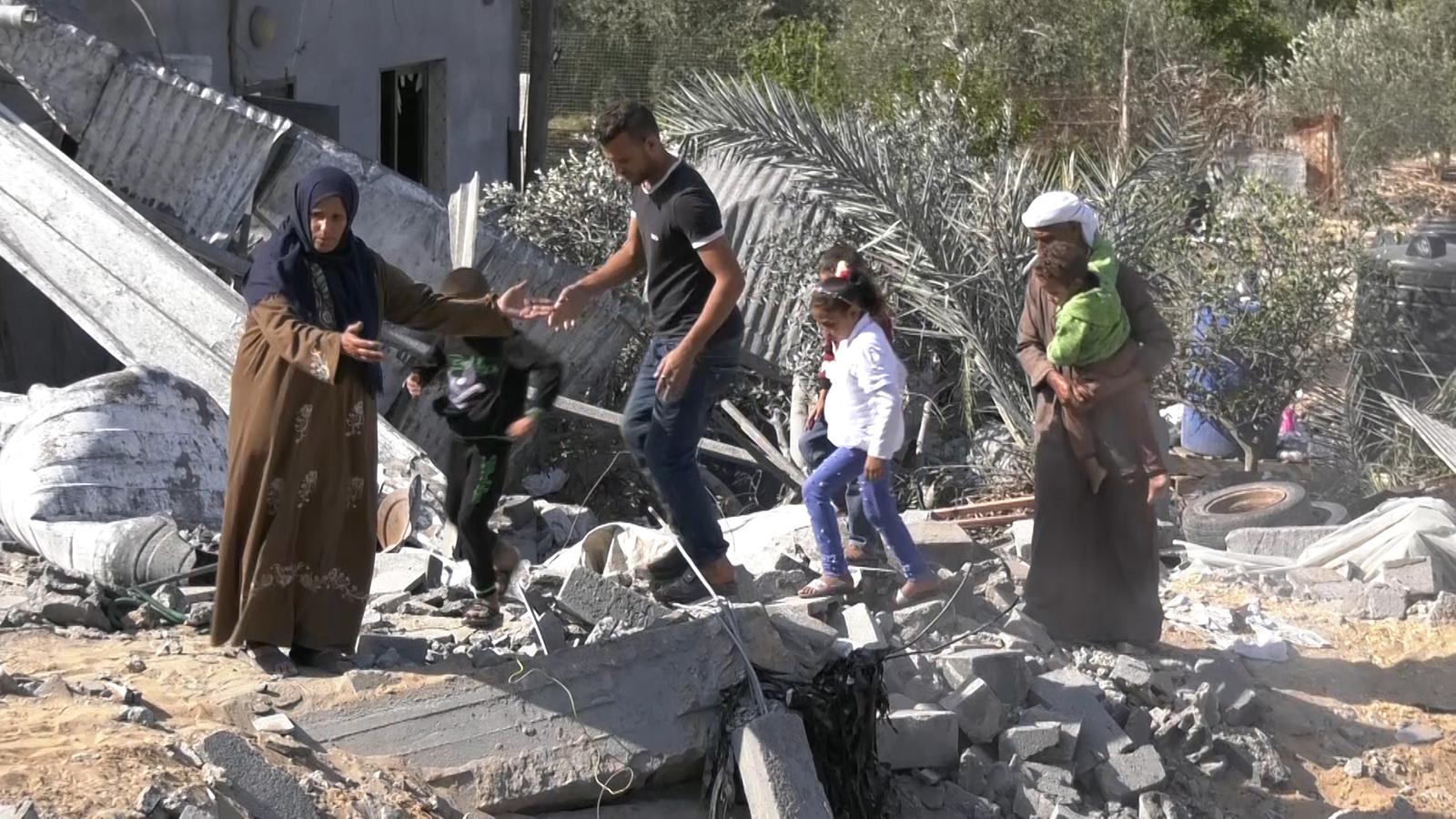 Foto Muhammad Abu Amrah (tengah) pengantin baru yang kehilangan apartemen yang disiapkannya selama tiga tahun hancur jadi puing akibat serangan udara Israel, Rabu (13/11/2019). 