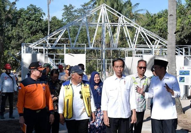 Foto  Presiden Joko Widodo meninjau konsep dan konstruksi rumah tahan gempa yang dibangun di Nusa Tenggara Barat (NTB).