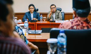 Foto Wakil Ketua Komite I DPD RI, Abdul Kholik saat menerima Audiensi dari DPRD Kabupaten Pesisir Selatan terkait penyampaian aspirasi Pemekaran Daerah Otonomi Baru Renah Indojati di DPD RI (5/12/19).