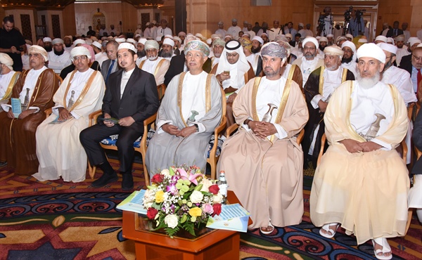 Foto Peserta Konferensi Ilmu Fiqh Internasional 2019 di Oman, Tampak Waskjen MUI Pusat, KH. Muhammad Zaitun Rasmin (pakai jas) sebagai delegasi Indonesia