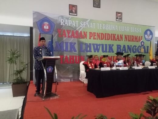 Foto  Sekretaris Daerah Ir. Abdullah Ali, menyampaikan sambutan dalam  kegiatan Wisuda Akademik Manegemen Informatika dan Komputer (Amik) Luwuk, Sabtu (21/11/2019). 