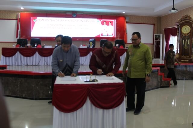 Foto Bupati Banggai H. Herwin Yatim menandatangai MoU kerjasama pendidikan dengan Universitas Negeri Gorontalo (UNG), Jumat (27/12/2019). Foto : KIB
