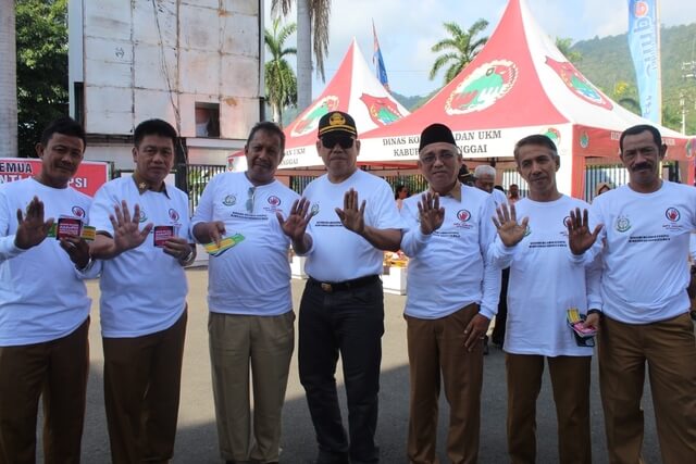 Foto  Peringati Hari Anti Korupsi Sedunia, Kejaksaan Negeri (Kejari) Banggai bersama Pemerintah Kabupaten Banggai, membagikan stiker Anti Korupsi ke pengguna jalan, Senin (9/12/2019). Foto : KIB.