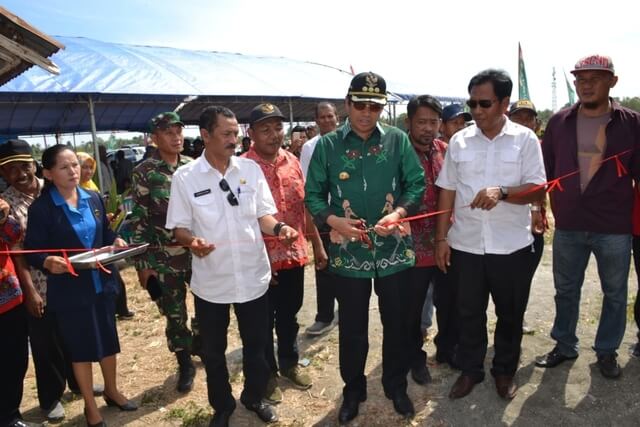 Foto Bupati Banggai H. Herwin Yatim resmikan Irigasi Perpompaan di Kecamatan Toili, Sabtu (28/12/2019). Foto : Humas Pemkab Banggai.