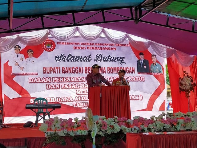 Foto Bupati H. Herwin Yatim bersama Wakil Bupati Banggai resmikan pasar rakyat Batui dan Simpong, Kamis (26/12/2019). Foto : KIB.