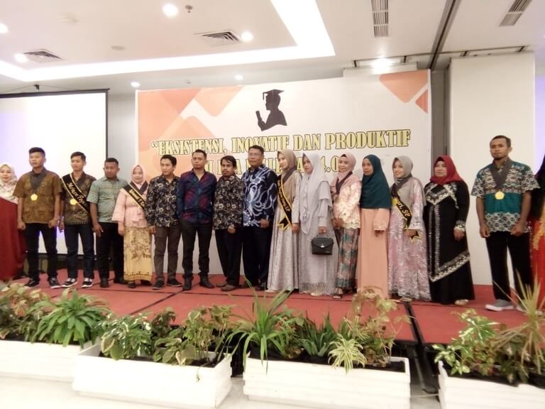 Foto Foto bersama pejabat Fakultas Pertanian Unismuh Luwuk dan Alumni Mahasiswa, Sabtu (30/11/2019). Foto : Latoki/LuwukToday.