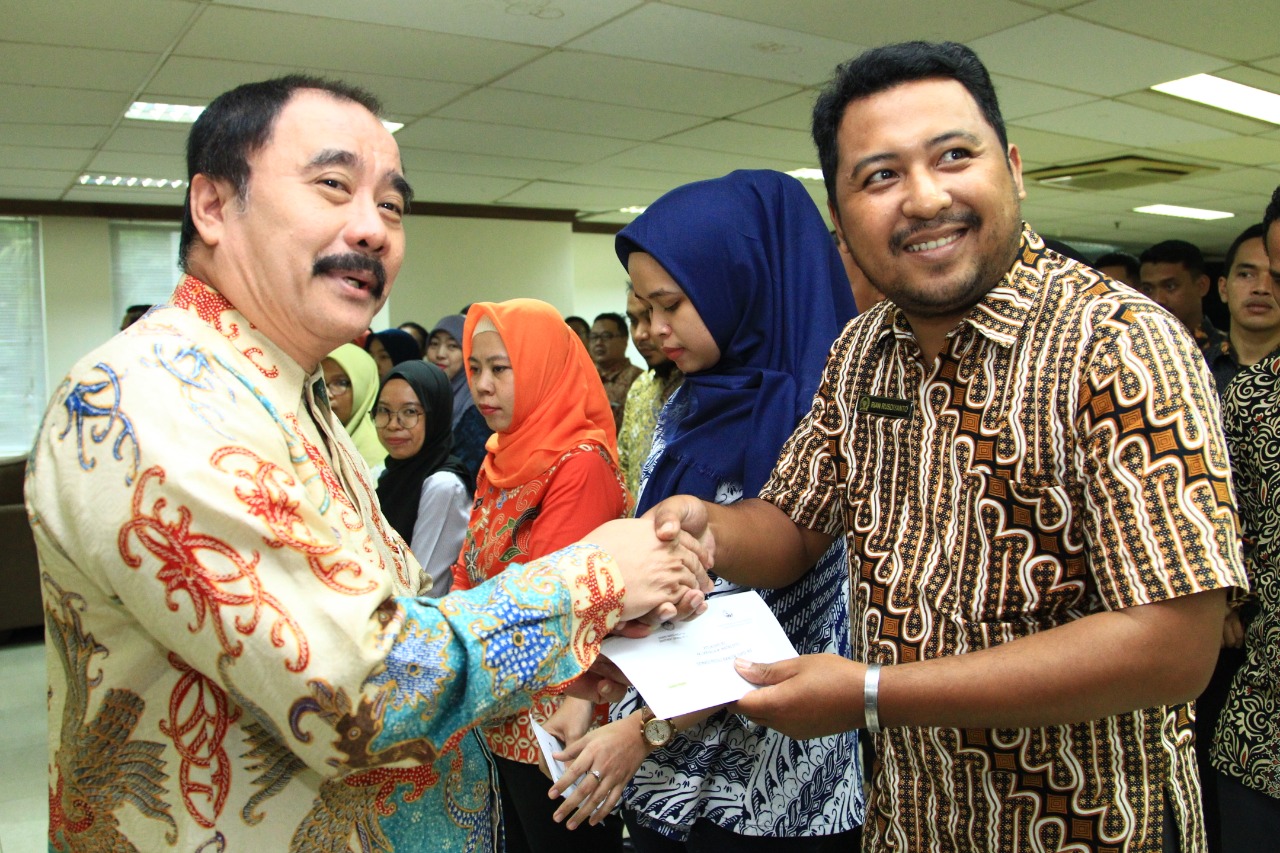 Foto Sekjen DPD RI Salurkan Bantuan Korban Banjir Pegawai Di Lingkungan DPD RI
