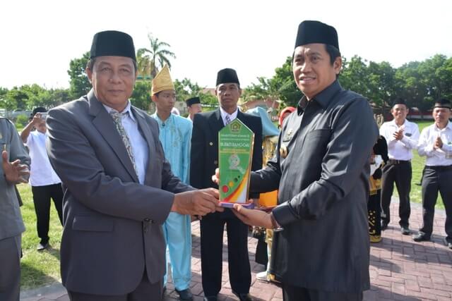Foto Bupati Banggai H. Herwin Yatim menerima penghargaan dari Menteri Agama RI, atas kepedulian dan perhatianya membina dalam menciptakan kerukunan umat beragama.