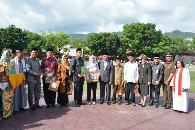 Foto Bupati Banggai H. Herwin Yatim foto bersama kepala Kemenag Banggai H. Firmansyah dan ASN Kemenag yang akan memasuki Purna Bhakti.  