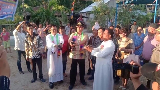 Foto Bupati Banggai H. Herwin Yatim melakukan pelepasan merpati pada acara Pesta Perak 25 Tahun Frater Cyprianus Angkadai, Ahad (5/1/2020). Foto : Humas Pemkab Banggai