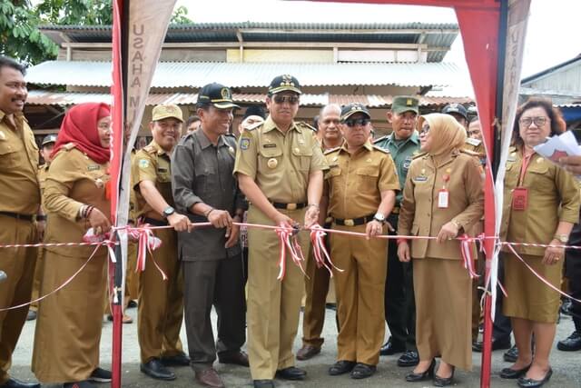 Foto Bupati H. Herwin Yatim bersama Wakil Bupati Banggai H. Mustar Labolo resmikan Pasar Rakyat Swadaya Desa Gori-Gori, Senin (6/1/2020). Foto : Humas Pemkab Banggai