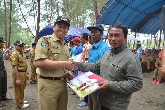 Foto Bupati Banggai H. Herwin Yatim menyerahkan bantuan Benih Padi Unggul pada kelompok tani se-Kecamatan Moilong, Senin (6/1/2020). Foto : Humas Pemkab Banggai