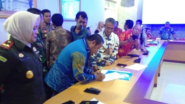 Foto Wakil Bupati Banggai H. Mustar Labolo menandatangani hasil kesepakatan bersama, kamis (23/1/2020), Foto : Humas Pemkab Banggai.