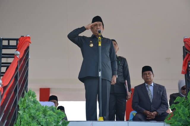 Foto Bupati Banggai H. Herwin Yatim pimpinan upacara pada upacara Hari Amal Bhakti ke-74 Kementerian Agama (Kemenag RI) tingkat Kabupaten Banggai, Jumat (3/1/2020).