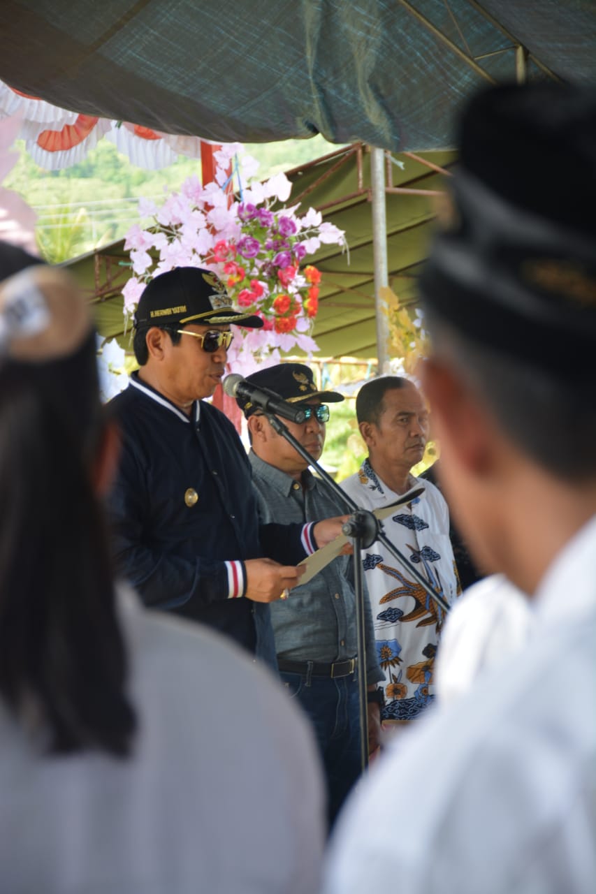 Foto Bupati Banggai Ir. H. Herwin Yatim,MM menghadiri pelantikan dan pengambilan sumpah anggota Badan Permusyawaran Desa (BPD) Kecamatan Mantoh, Kecamatan Lamala, dan Kecamatan Masama periode 2020-2026, Sabtu (01/02/2020).
