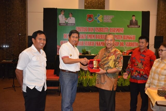 Foto Bupati Banggai H. Herwin Yatim saat menerima kunjungan para Dokter spesialis bedah saraf UGM Jogjakarta, Sabtu (1/2/2020). Foto : Humas Pemkab Banggai