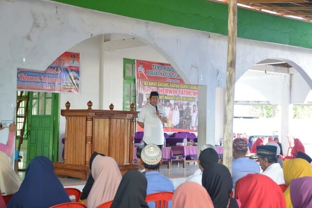 Foto Bupati Banggai H. Herwin Yatim saat menghadiri Pengajian Akbar bersama Ta'mir Masjid Nurul Huda dan Majelis Ta'lim Bukit Makarti Desa Bukit Makarti, Kecamatan Toili Barat, Ahad (2/2/2020). Foto : Humas Pemkab Banggai 