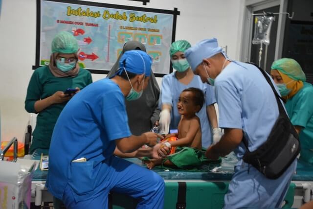 Foto Kegiatan bakti sosial operasi bibir sumbing Pemkab Banggai bekerjasama dengan Fakultas Kedokteran UNHAS dan Yayasan Celebes Cleft Center (YCCC), Kamis (6/2/2020).