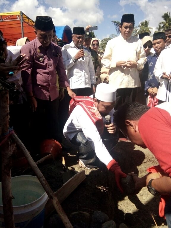 Foto acara peletakan batu pertama pembangunan Pondok Pesantren Salafiah Syafi’yah Al-Kasim Makmur, bertempat di Desa Bantayan, Kecamatan Luwuk Timur, Jumat (7/2/2020). 