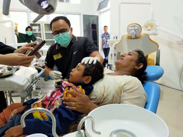 Foto TIM Fakultas Kedokteran UNHAS bersama Yayasan Celebes Cleft Center melakukan Control Post Aff Hecting pada 42 Pasien yang telah selesai di Operasi Celah Bibir dan Celah Langit Langit ( Bibir Sumbing), bertempat di RSUD Luwuk, Sabtu (15/2/2020).