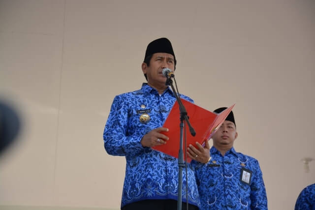 Foto Bupati Banggai H. Herwin Yatim Pimpin upacara peningkatan disiplin Aparatur Sipil Negara (ASN), Senin (17/2/2020). Foto : Humas Pemkab Banggai