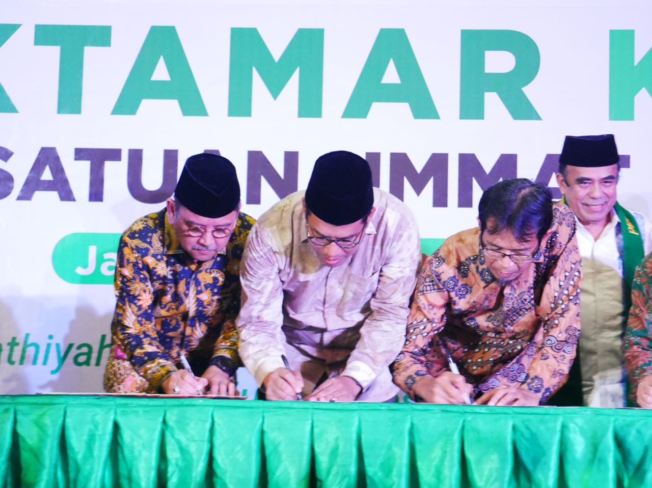 Foto Di Muktamar Persatuan Umat Islam ke-14, Rumah Zakat Lakukan Penandatanganan Kesepahaman