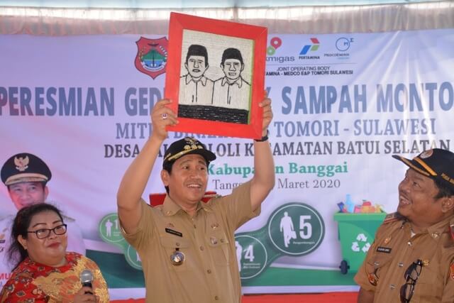 Foto Bupati Banggai H. Herwin Yatim meresmikan Gedung Bank Sampah Montolutusan, mitra Binaan JOB Tomori, Selasa (3/3/2020). Foto : Humas Pemkab Banggai 